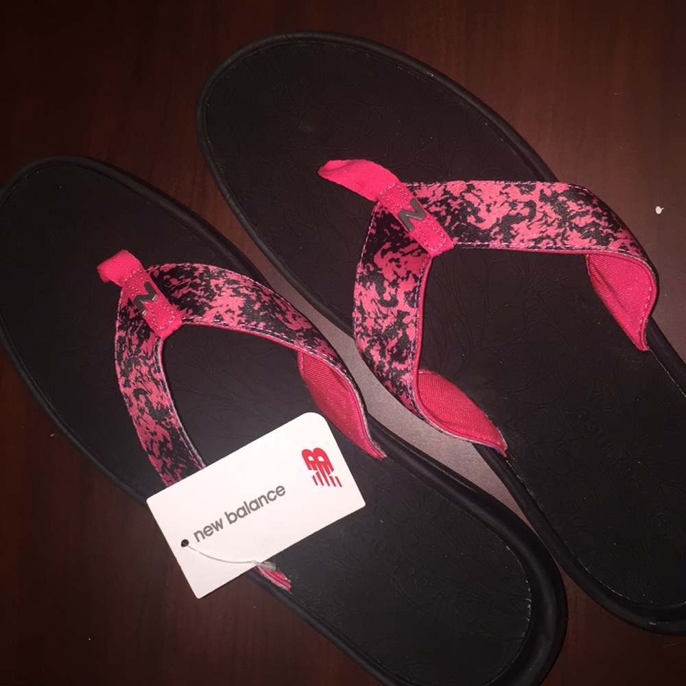 Never worn New balance flip flops